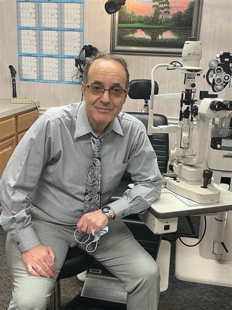Dr. Richard Soldinger has many years experience dealing with macular degeneration.
